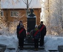 Почетный караул у памятника М. Мелентьевой