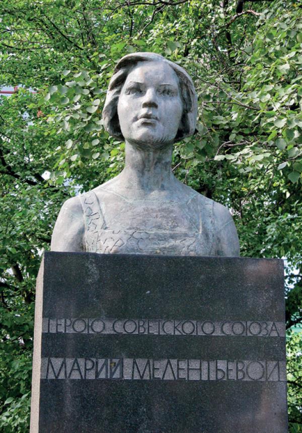 Памятник М.В. Мелентьевой в Пряже Памятник М.В. Мелентьевой в Пряже